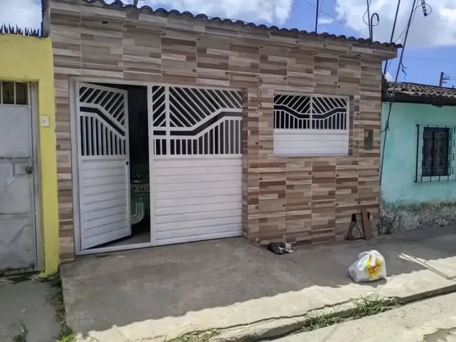 Imagem: A casa possui 2 Dormitórios, 1 Banheiro e está localizado