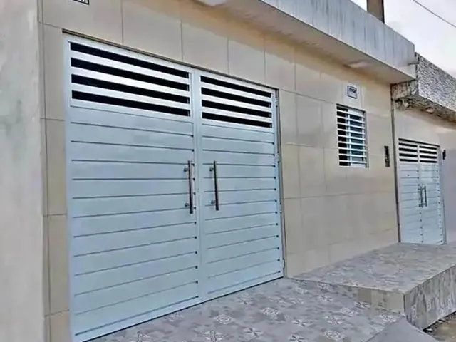 Imagem: A casa possui 3 Dormitórios, 2 Banheiros, 1 Vaga na