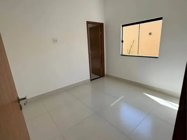 Imagem: A casa possui 3 Dormitórios, 2 Banheiros, 2 Vagas na