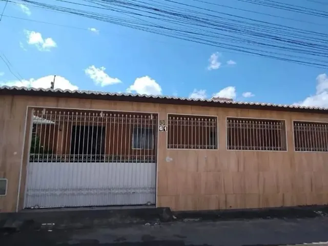 Imagem: A casa possui 3 Dormitórios, 1 Suíte, 2 Banheiros, 2