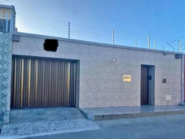 Imagem: A casa possui 3 Dormitórios, 1 Banheiro, 1 Vaga na