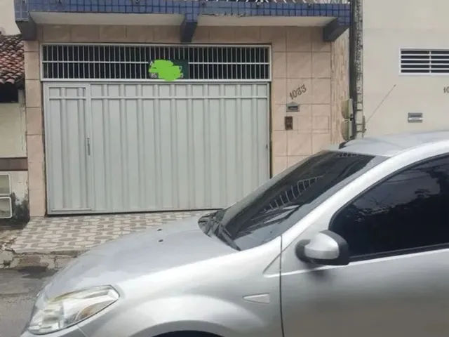 Imagem: A casa possui 3 Dormitórios, 2 Banheiros, 1 Vaga na