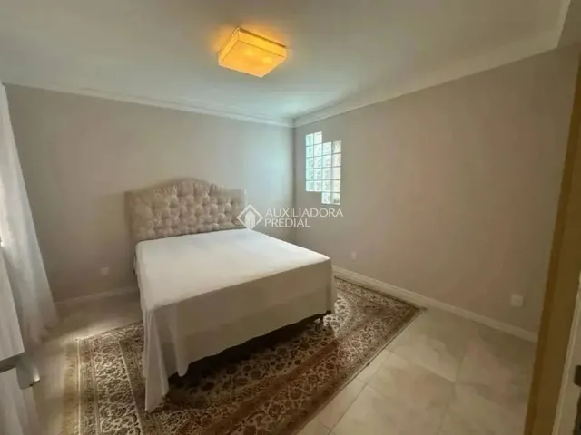 Imagem 2: Ampla Casa 3 Dormitórios no Centro de Florianópolis, Próxima À Beira-Mar
