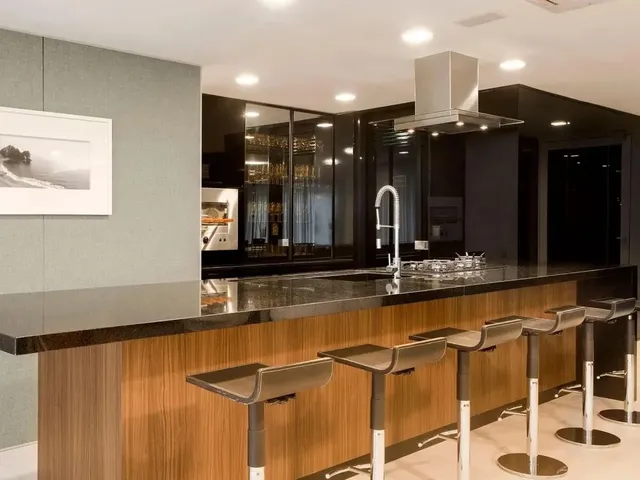 Imagem 6: Apartamento para Locação em Florianópolis, Agronomica, 2 Dormitórios, 2 Suítes, 3