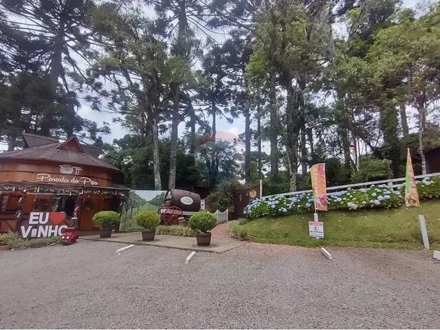 Imagem: A casa possui 3 Dormitórios, 2 Banheiros, 5 Vagas na