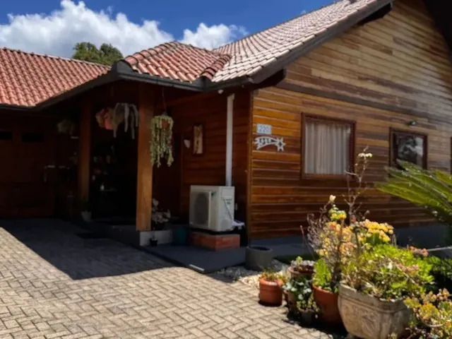 Imagem: A casa possui 2 Dormitórios, 2 Banheiros, 1 Vaga na