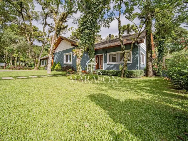Imagem: A casa possui 4 Dormitórios, 3 Banheiros, 2 Vagas na