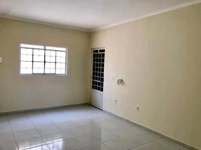 Imagem: O apartamento possui 2 Dormitórios, 1 Banheiro, 1 Vaga na