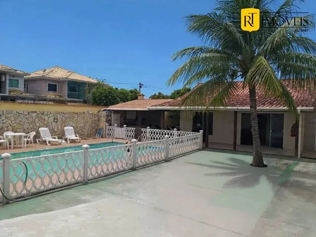 Imagem: A casa possui 2 Dormitórios, 1 Suíte, 3 Banheiros, 2