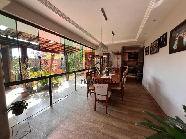 Imagem: Casa com Móveis Planejados e Quintal no