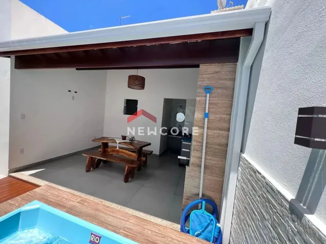 Imagem: A casa possui 2 Dormitórios, 1 Suíte, 3 Banheiros, 2