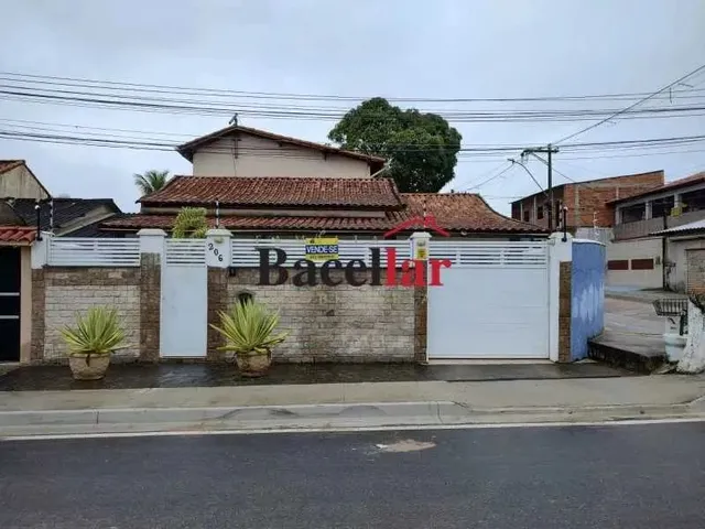 Imagem: A casa possui 4 Dormitórios, 4 Banheiros, 4 Vagas na