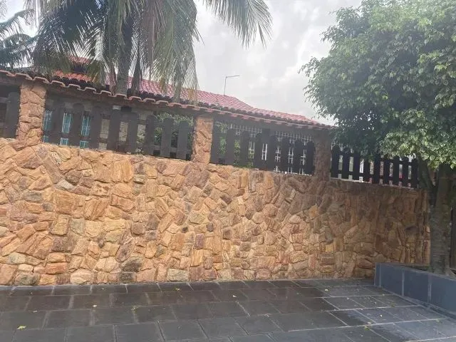 Imagem: A casa possui 3 Dormitórios, 3 Banheiros, 4 Vagas na