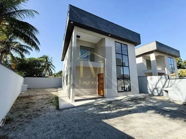 Imagem: A casa possui 3 Dormitórios, 2 Suítes, 1 Banheiro, 1 Vaga