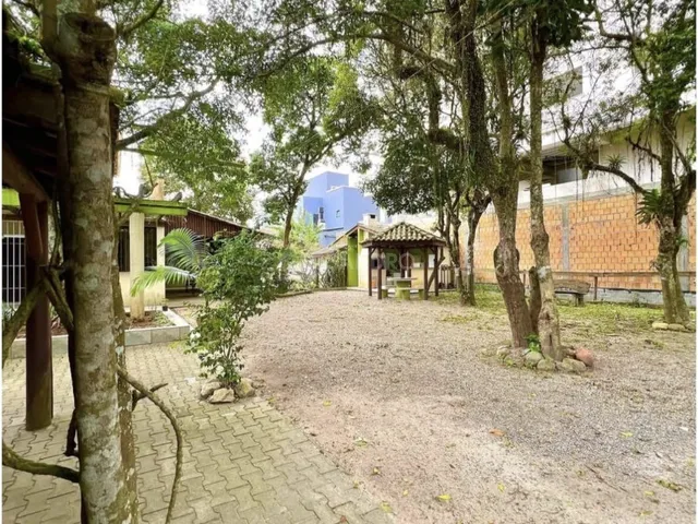 Imagem 7: Casa Rústica e Muito Aconchegante, 4 Dormitórios a Poucos Metros do Mariscal