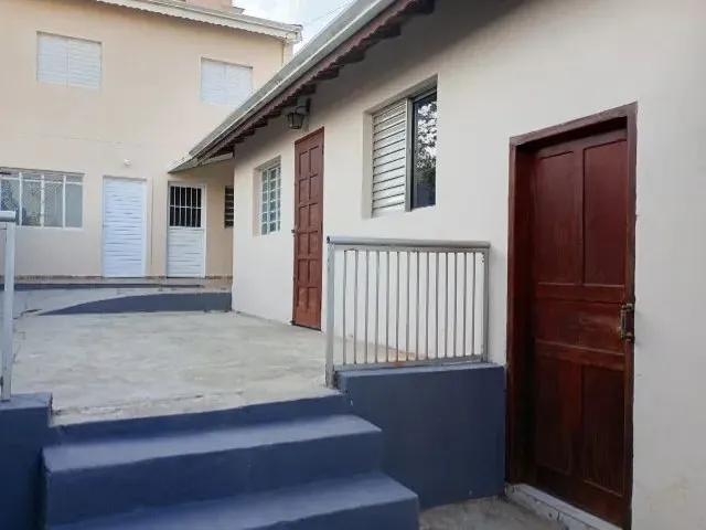 Imagem: A casa possui 4 Dormitórios, 3 Banheiros, 4 Vagas na