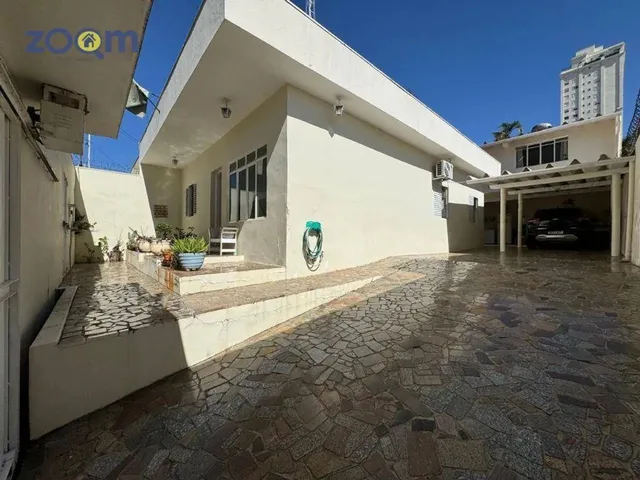 Imagem: A casa possui 3 Dormitórios, 1 Suíte, 3 Banheiros, 4