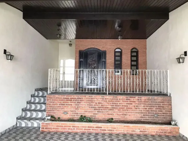 Imagem: A casa possui 4 Dormitórios, 2 Banheiros, 2 Vagas na
