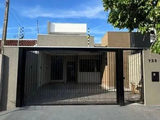 Imagem: A casa possui 3 Dormitórios, 2 Banheiros, 1 Vaga na