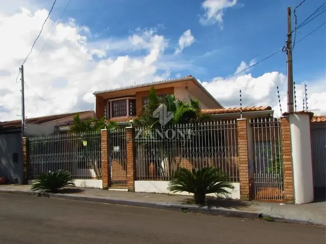 Imagem: Sobrado Espaçoso com Piscina em Terreno
