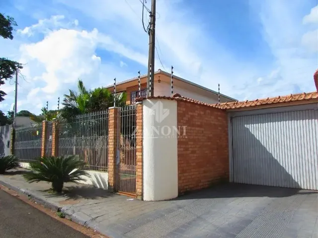 Imagem 9: Sobrado Espaçoso com Piscina em Terreno Privilegiado
