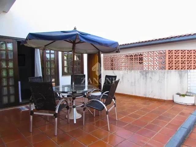 Imagem 2: Sobrado Espaçoso com Piscina em Terreno Privilegiado