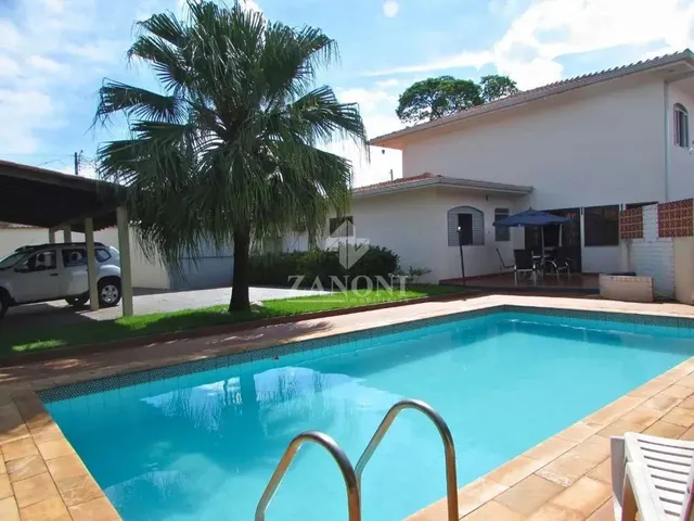 Imagem 13: Sobrado Espaçoso com Piscina em Terreno Privilegiado