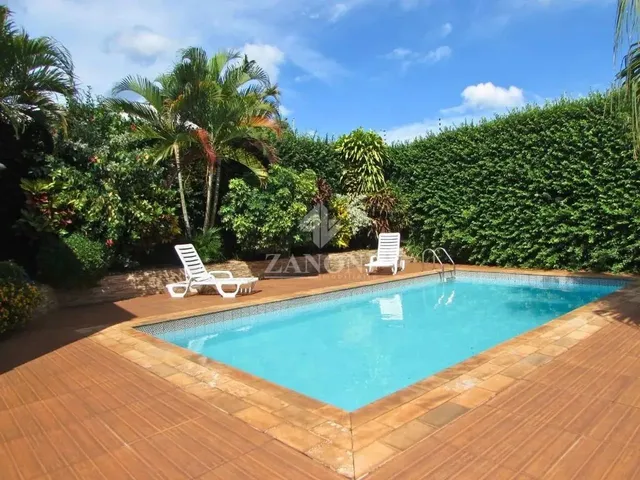 Imagem 10: Sobrado Espaçoso com Piscina em Terreno Privilegiado