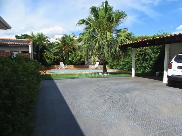 Imagem 4: Sobrado Espaçoso com Piscina em Terreno Privilegiado