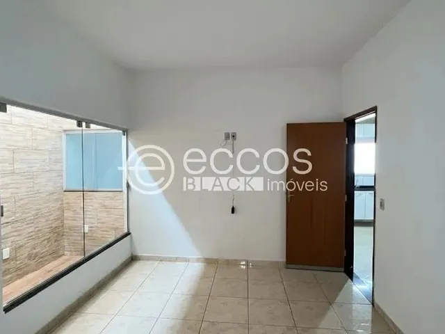 Imagem: Casa para Aluguel, 2 Quartos, 4 Vagas, Cidade