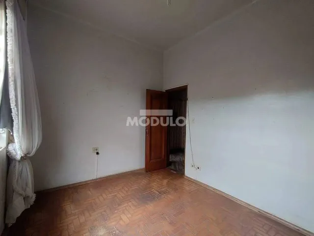 Imagem 2: Casa Comercial / Residencial para Aluguel, 6 Quartos, 1 Suíte, 2 Vagas, Centro