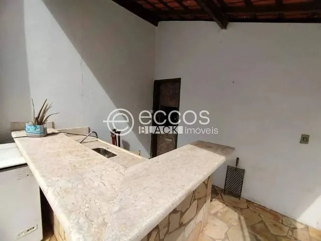 Imagem 13: Casa para Aluguel, 5 Quartos, 3 Suítes, 2 Vagas, Fabrício - Uberaba/Mg