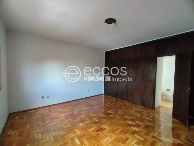 Imagem 2: Casa para Aluguel, 6 Quartos, 1 Suíte, 2 Vagas, Fabrício - Uberaba/Mg