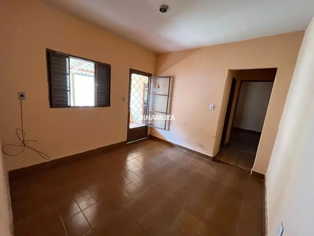 Imagem 1: Casa com Garagem Coberta e Cozinha Ampla, Recém-Reformada