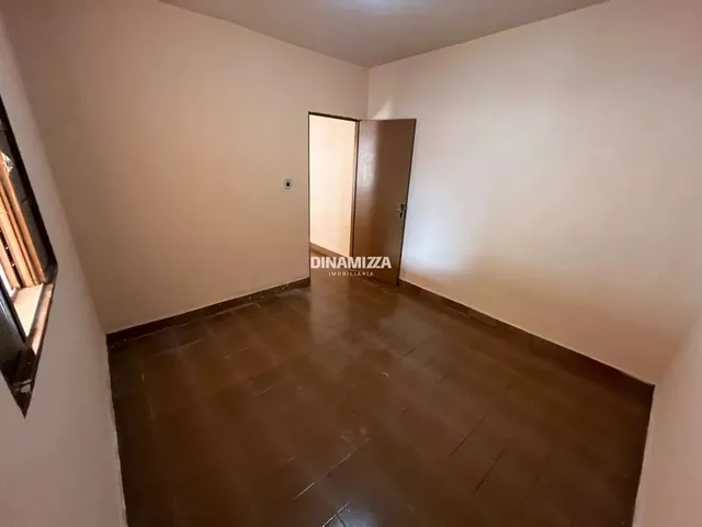 Imagem 9: Casa com Garagem Coberta e Cozinha Ampla, Recém-Reformada
