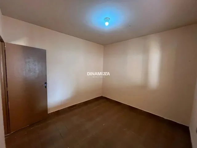 Imagem 16: Casa com Garagem Coberta e Cozinha Ampla, Recém-Reformada