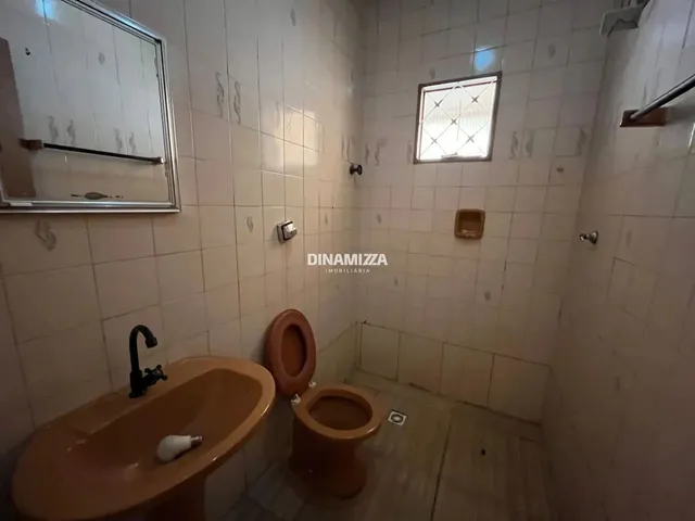 Imagem 3: Casa com Garagem Coberta e Cozinha Ampla, Recém-Reformada