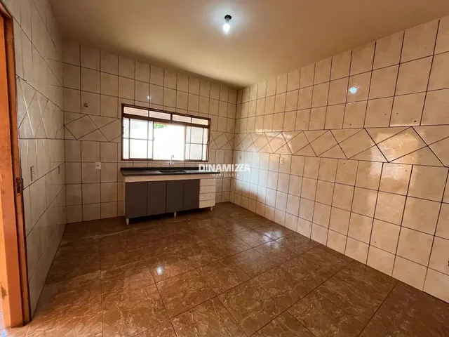 Imagem 7: Casa com Garagem Coberta e Cozinha Ampla, Recém-Reformada