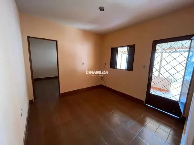 Imagem 15: Casa com Garagem Coberta e Cozinha Ampla, Recém-Reformada