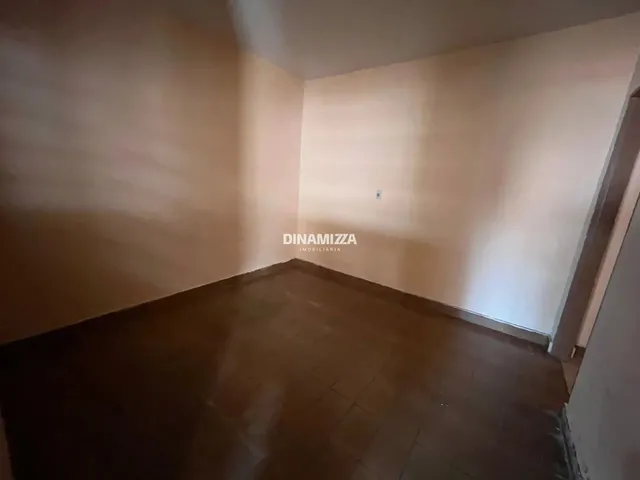 Imagem 5: Casa com Garagem Coberta e Cozinha Ampla, Recém-Reformada