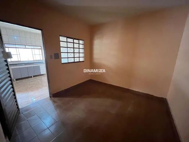 Imagem 14: Casa com Garagem Coberta e Cozinha Ampla, Recém-Reformada