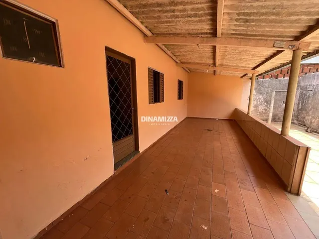 Imagem 8: Casa com Garagem Coberta e Cozinha Ampla, Recém-Reformada