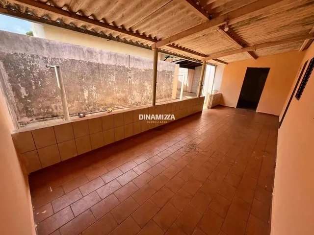 Imagem 4: Casa com Garagem Coberta e Cozinha Ampla, Recém-Reformada