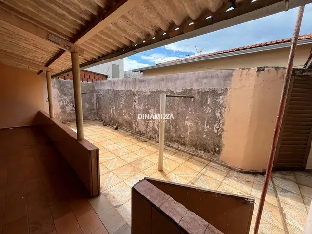 Imagem 13: Casa com Garagem Coberta e Cozinha Ampla, Recém-Reformada