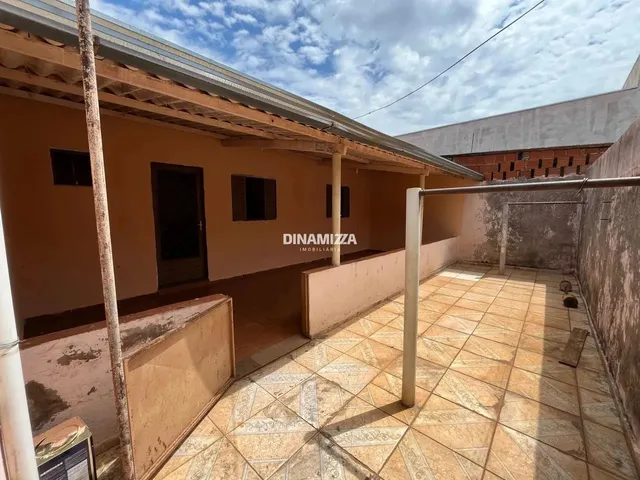 Imagem 6: Casa com Garagem Coberta e Cozinha Ampla, Recém-Reformada