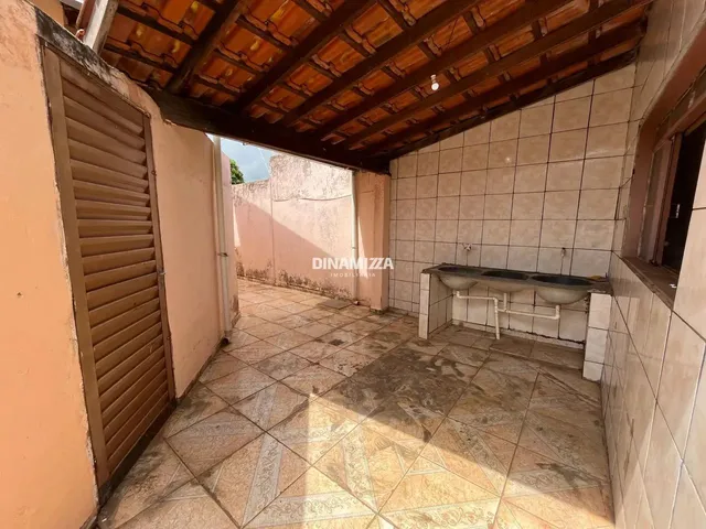 Imagem 12: Casa com Garagem Coberta e Cozinha Ampla, Recém-Reformada