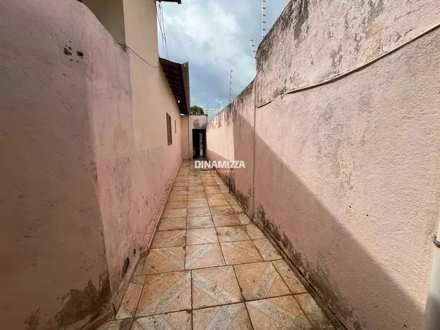 Imagem 11: Casa com Garagem Coberta e Cozinha Ampla, Recém-Reformada