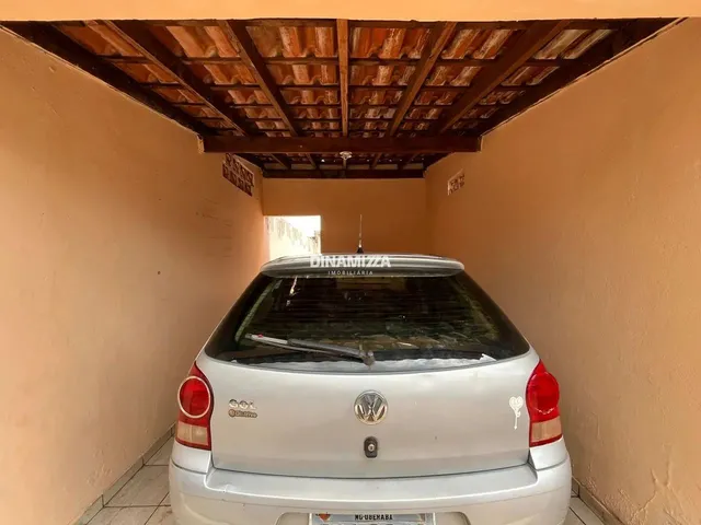 Imagem 10: Casa com Garagem Coberta e Cozinha Ampla, Recém-Reformada