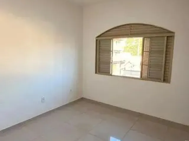Imagem: Casa com 4 Quarto(S) e 2 Banheiro(S) para