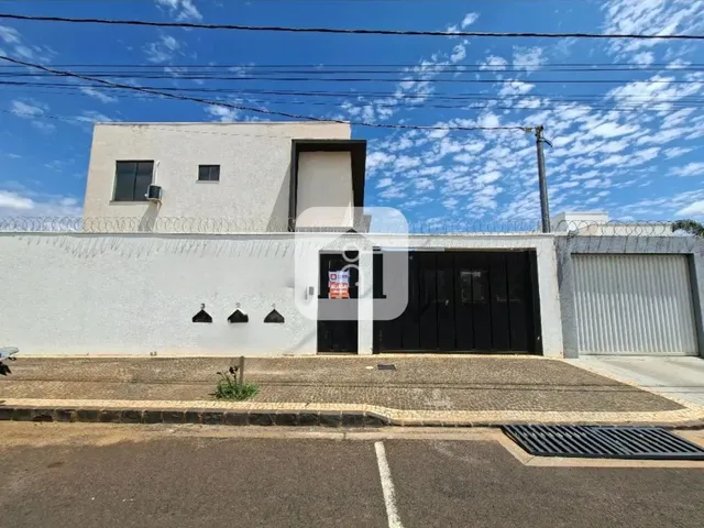Imagem: Casa Estilo Sobrado para Locação no Bairro